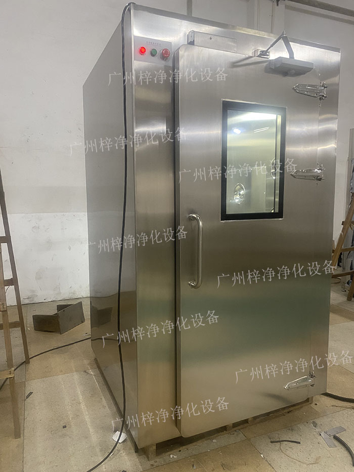 高端滿焊風(fēng)淋室采用滿焊接工藝，無縫連接，防止塵埃進入，確保潔凈室的空氣質(zhì)量。