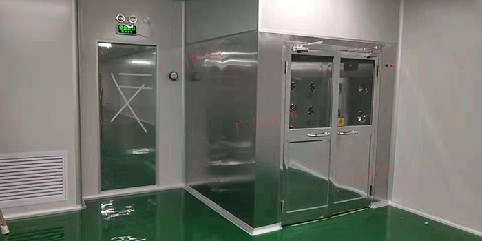 風淋室應(yīng)安裝安全保護裝置