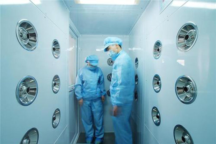 風淋室的主要功能是通過高速氣流對人體或物品進行瞬間凈化。